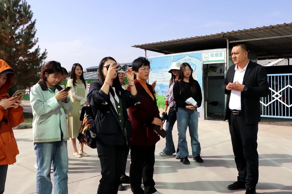 人民日報光明日報等13家中央、省屬媒體記者齊聚甘肅前進集團采訪