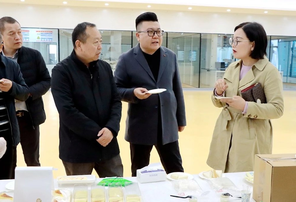 新疆生產建設兵團第七師126團到甘肅前進集團傳祁甘味乳業(yè)參觀考察