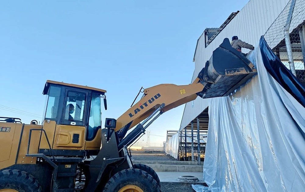 牧場“添衣加被”，奶?！皽嘏^冬”