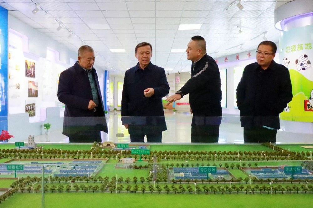 市委副書記、代理市長(zhǎng)葉爾波力·孜汗到甘肅前進(jìn)集團(tuán)調(diào)研