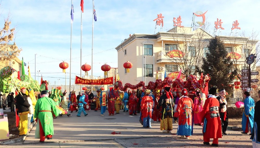 鑼鼓喧天拜大年，社火鬧春業(yè)興旺
