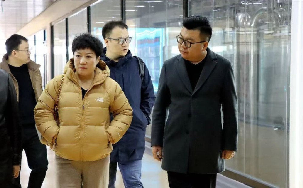 君樂寶乳業(yè)集團(tuán)副總裁、供應(yīng)鏈總經(jīng)理黃亞芳到甘肅前進(jìn)集團(tuán)傳祁甘味乳業(yè)考察