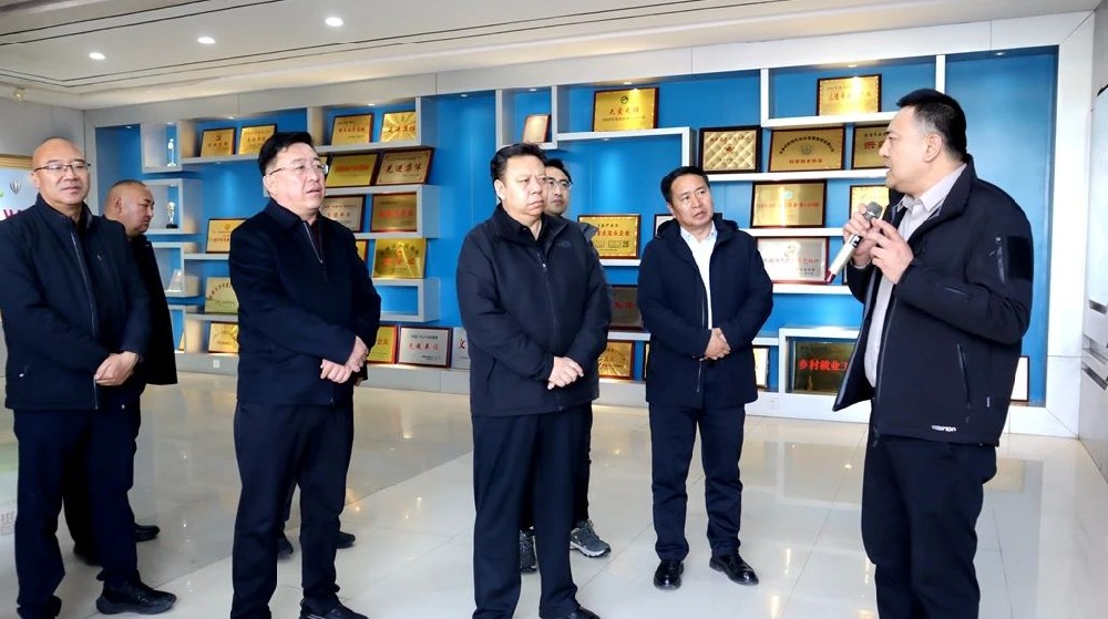 青海省海北州副州長尕瑪才仁一行到甘肅前進(jìn)集團考察