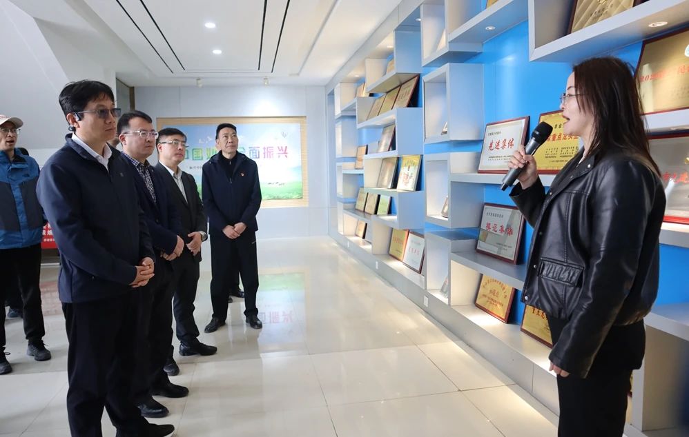 中組部第25批博士服務團到甘肅前進集團觀摩調(diào)研