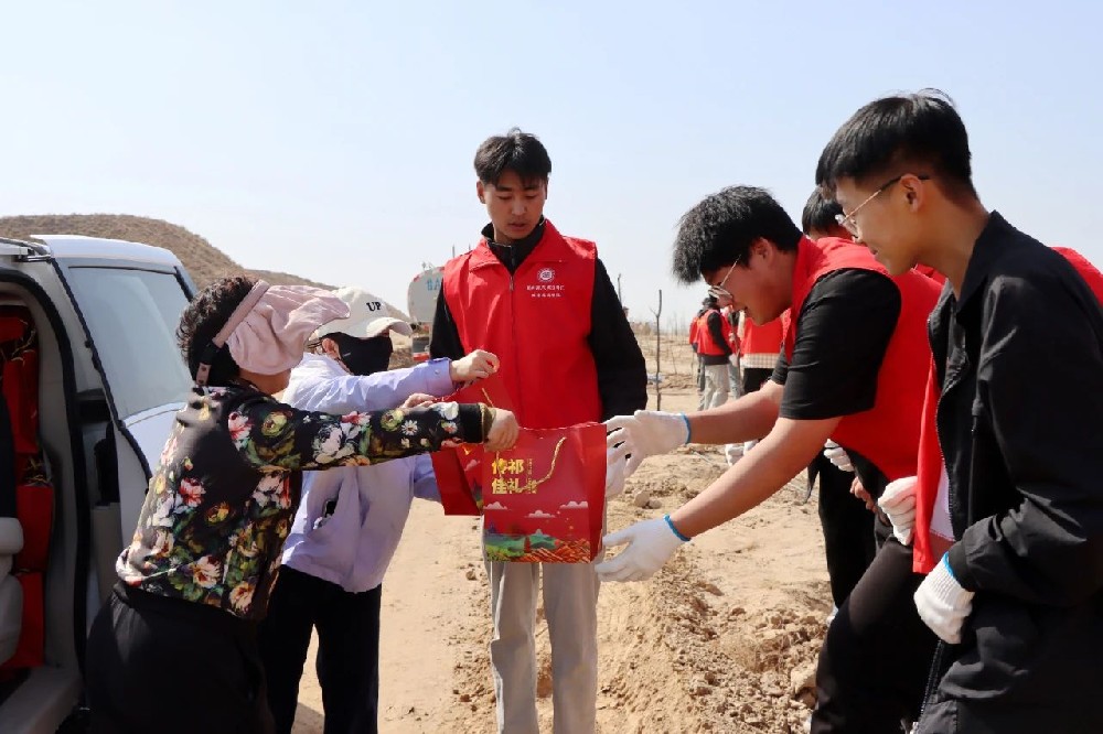 傳祁甘味乳業(yè)慰問(wèn)機(jī)關(guān)企事業(yè)植樹人員