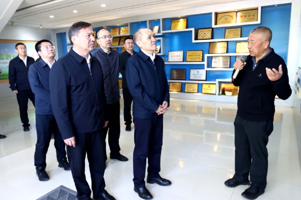 新疆維吾爾自治區(qū)阿勒泰地區(qū)考察團到甘肅前進集團考察