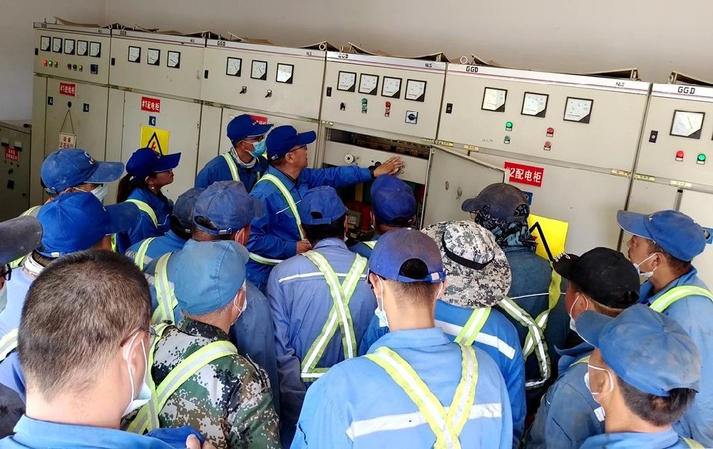 風(fēng)雨同舟十三載，同心逐夢贏未來