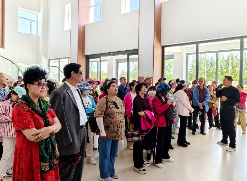 退休職工參觀傳祁甘味乳業(yè)點(diǎn)贊甘肅現(xiàn)代化乳制品生產(chǎn)基地