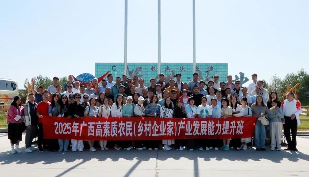 廣西高素質(zhì)農(nóng)民(鄉(xiāng)村企業(yè)家)產(chǎn)業(yè)發(fā)展能力提升班學員到甘肅前進集團參觀學習