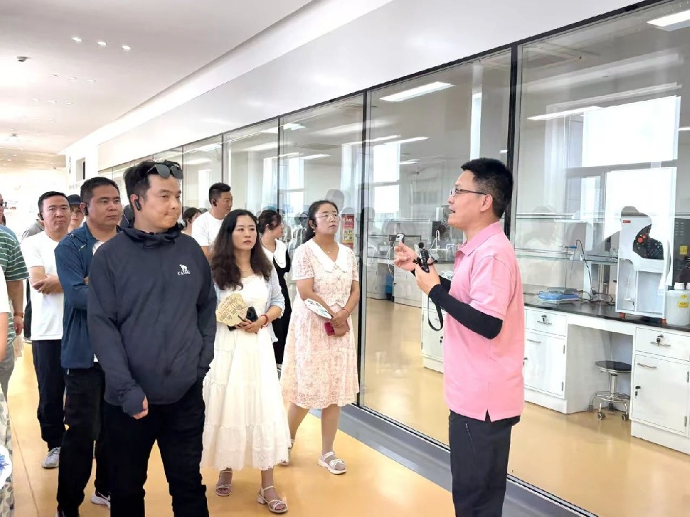 青海省海北州農(nóng)牧和科技局專業(yè)技術(shù)人員到傳祁甘味乳業(yè)參觀考察