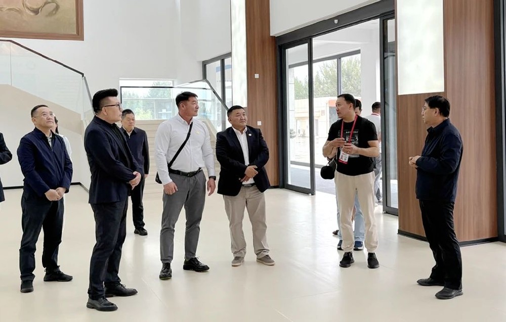 蒙古國戈壁阿爾泰省省長欽巴特到甘肅傳祁甘味乳業(yè)考察交流