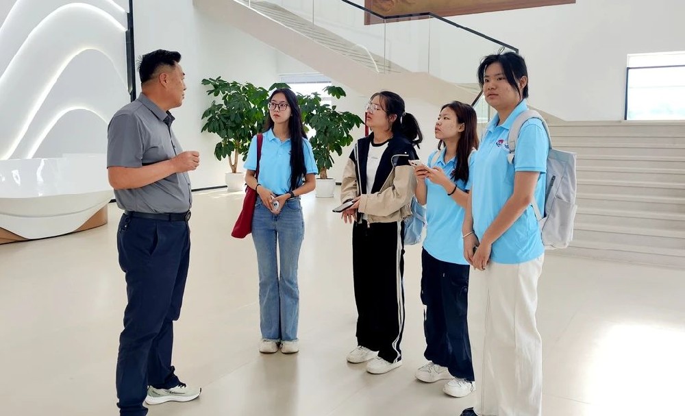 蘭州大學新聞與傳播學院師生到甘肅傳祁甘味乳業(yè)交流學習