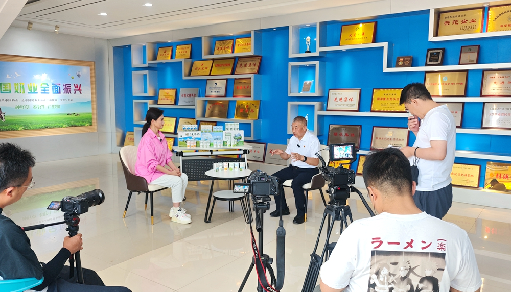 《鄉(xiāng)村新事記》欄目組專訪前進(jìn)村黨委書記、前進(jìn)集團(tuán)董事長馬志祥