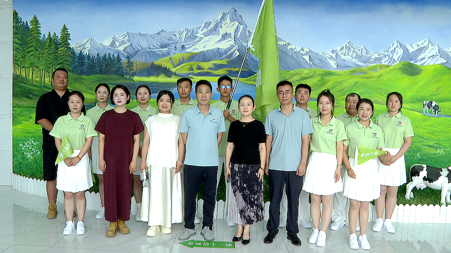 區(qū)委常委、區(qū)委宣傳部部長安麗莉歡送前進(jìn)力量合唱團(tuán)赴鄂爾多斯參加“村歌嘹亮”全國集中展演活動(dòng)