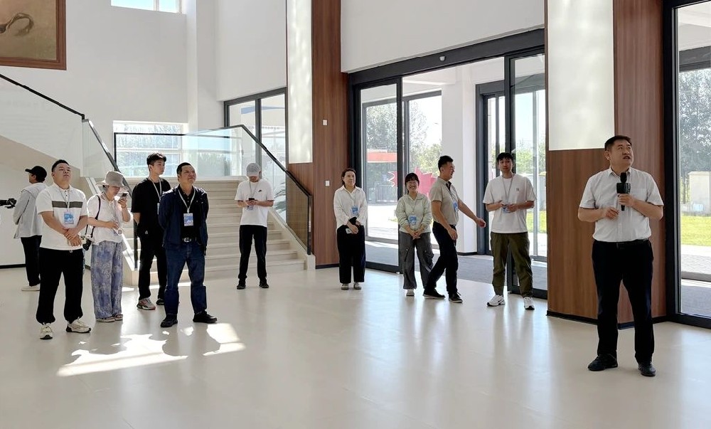 全國網(wǎng)絡(luò)名人走進傳祁甘味乳業(yè)