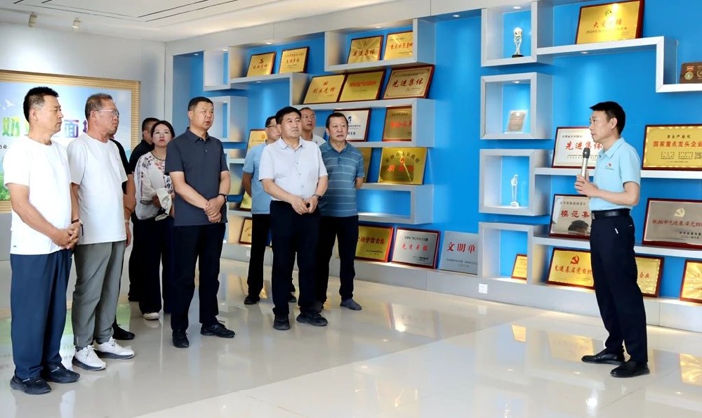 內(nèi)蒙古自治區(qū)巴彥淖爾市五原縣考察組到甘肅前進集團考察學(xué)習(xí)