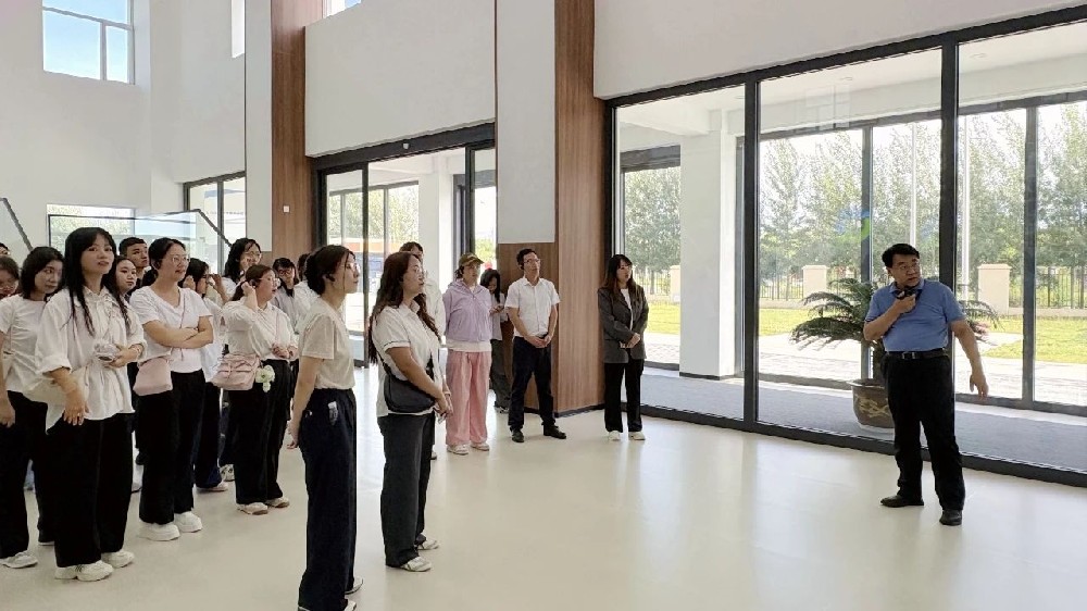 蘭州新區(qū)新錄用公務(wù)員走進甘肅傳祁甘味乳業(yè)