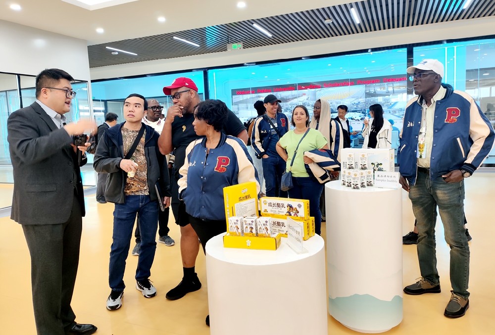 北京大學(xué)“東方獎(jiǎng)學(xué)金”研修班代表團(tuán)到甘肅傳祁甘味乳業(yè)有限責(zé)任公司進(jìn)行參觀交流